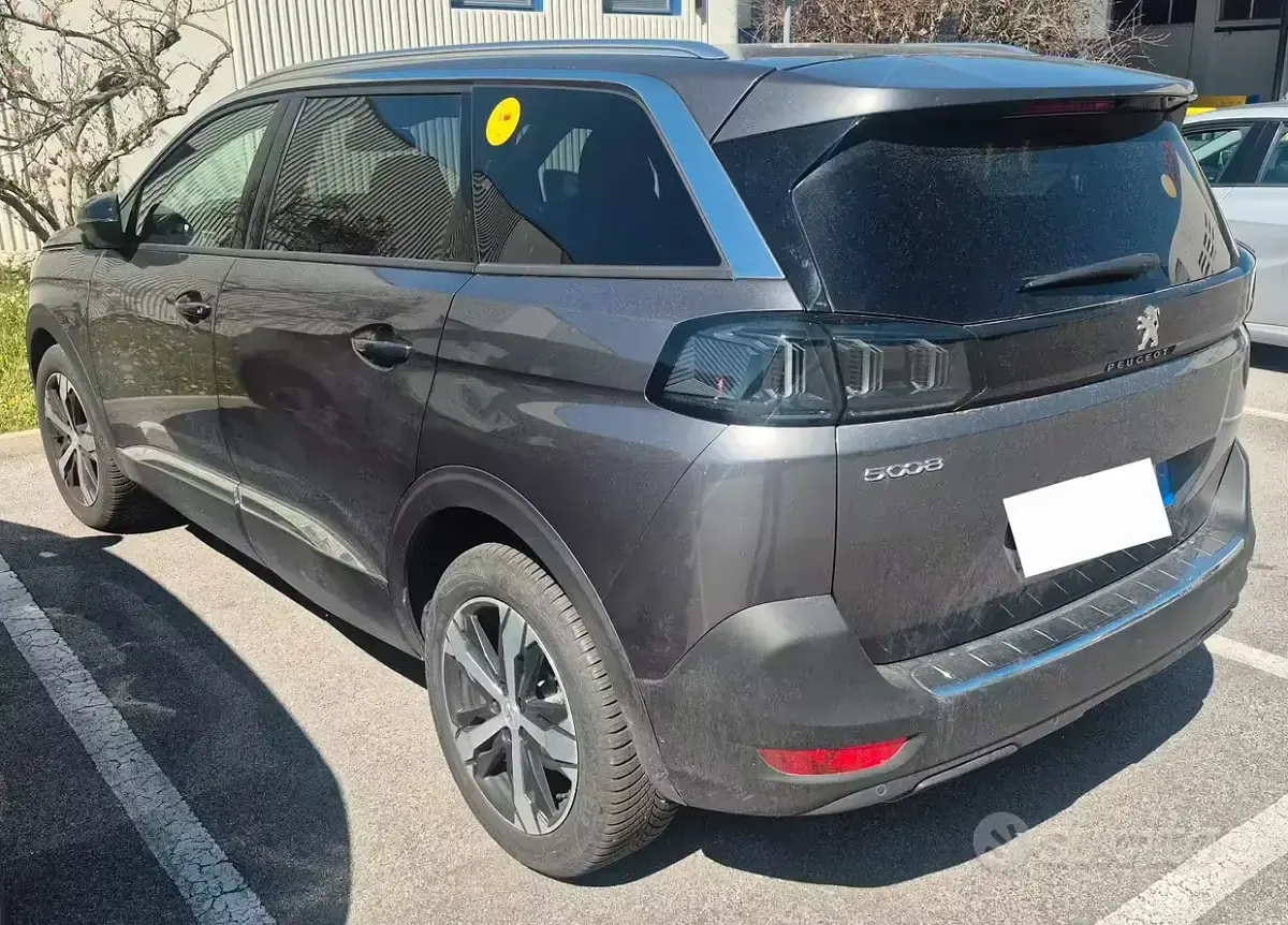 Usata Peugeot 5008 131 CV (96 kW) 2024 Grigio SUV