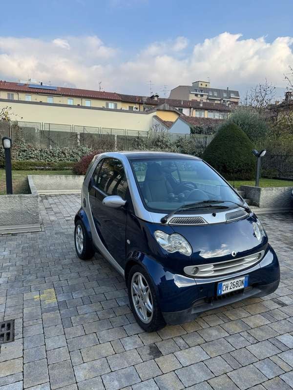 Blu/azzurro Usata 2003 Smart ForTwo Coupé Passion Utilitaria | 2900 € (Buon prezzo) - Immagine 1/4