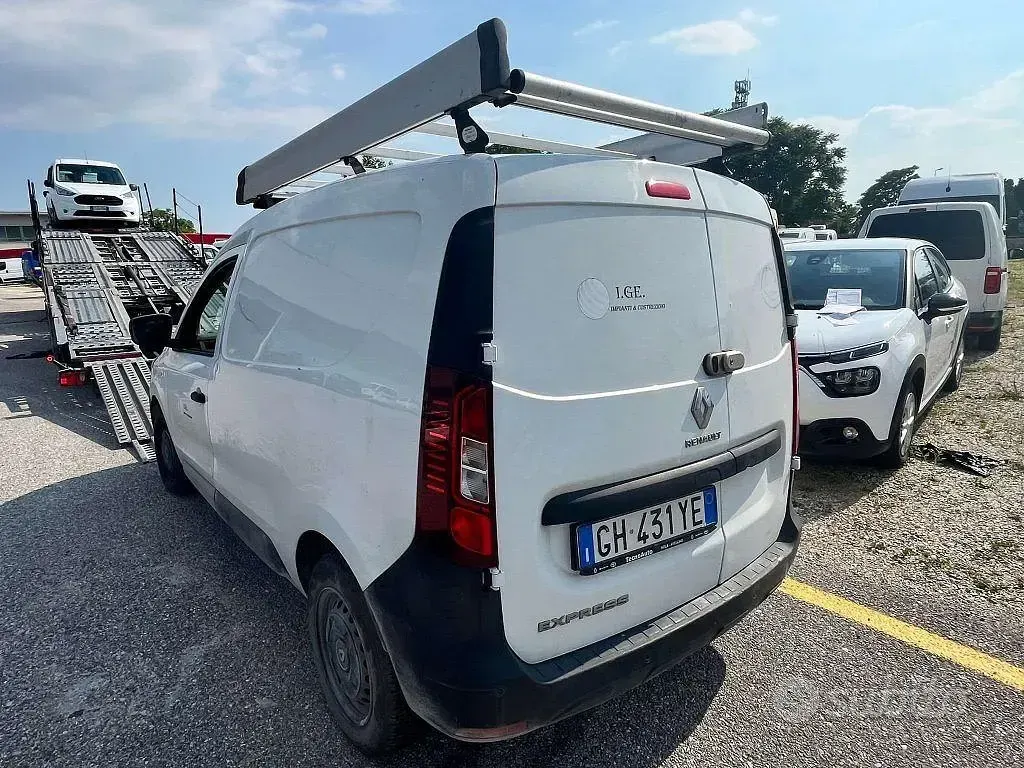 Usado Renault Kangoo 95 CV (69 kW) 2022 Blanco Monovolumen