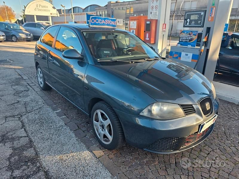 Grigio Usata 2008 Seat Ibiza Tre volumi | 2500 € (Buon prezzo) - Immagine 1/4