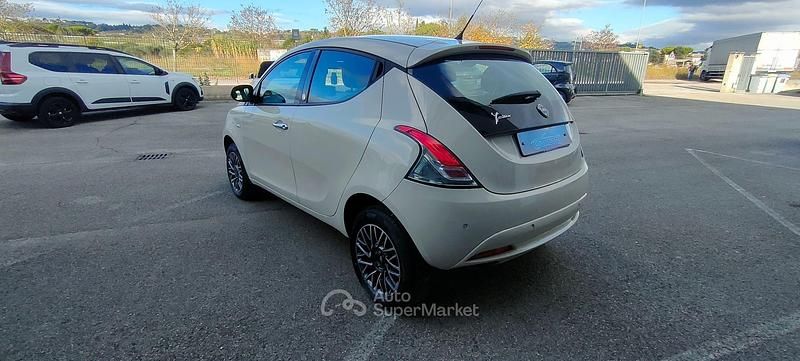 Usata Lancia Ypsilon 84 CV (61 kW) 2016 Beige Utilitaria