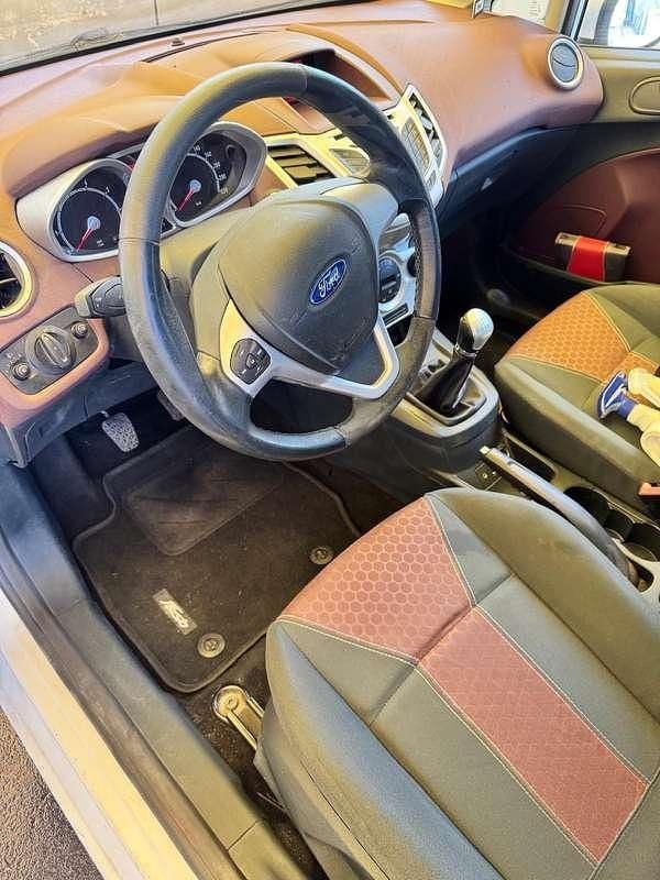 Usata Ford Fiesta Titanium 82 CV (60 kW) 2009 Bianco Berlina