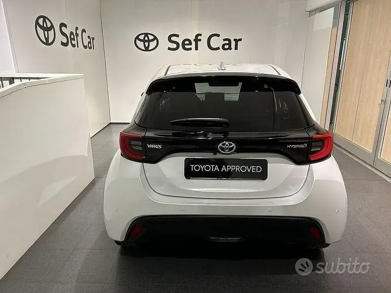 Usata Toyota Yaris Hybrid Trend 116 CV (85 kW) 2021 Bianco Berlina
