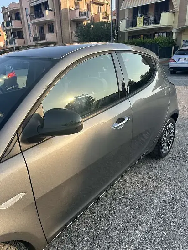 Usata Lancia Ypsilon Silver 95 CV (69 kW) 2016 Grigio Utilitaria