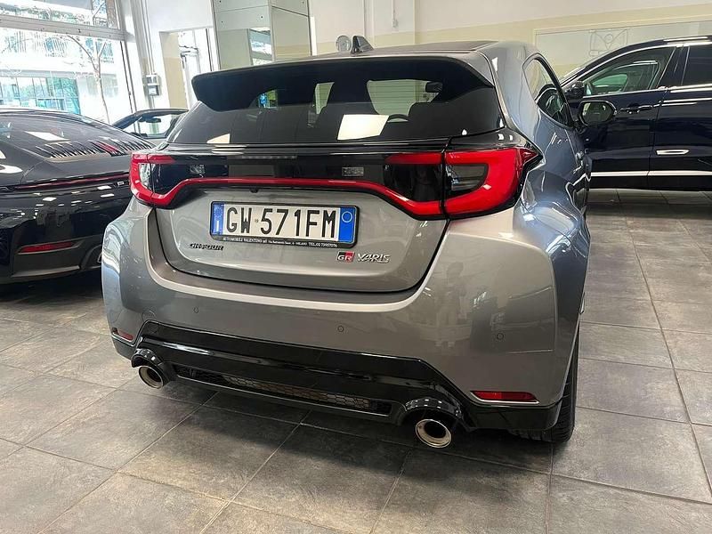 Usata Toyota Yaris 280 CV (205 kW) 2024 Grigio Utilitaria