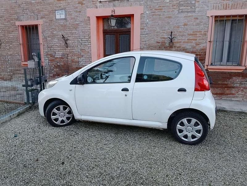 Usata Peugeot 107 Active 68 CV (50 kW) 2009 Bianco Utilitaria