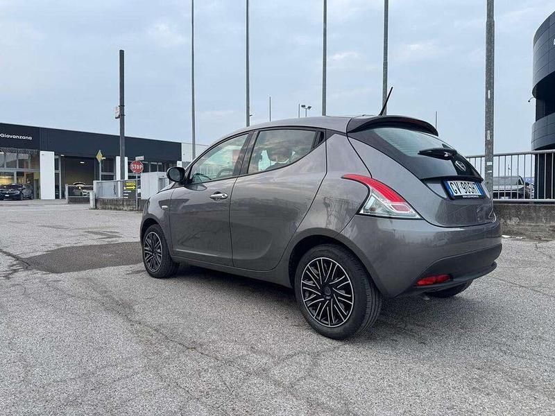 Usata Lancia Ypsilon Gold 69 CV (50 kW) 2024 Grigio granito Utilitaria