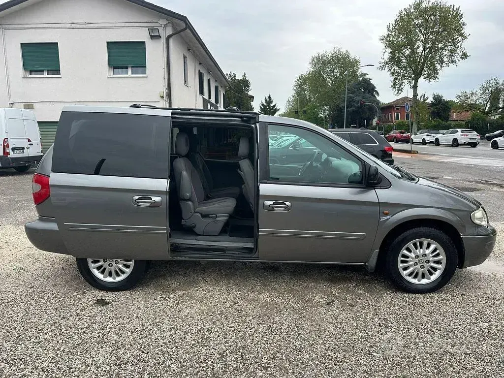 Usata Chrysler Voyager 143 CV (105 kW) 2007 Grigio Monovolume