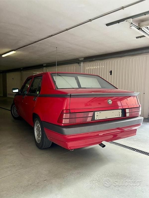 Rosso Usata 1989 Alfa Romeo 75 Tre volumi | 8500 € - Immagine 1/4