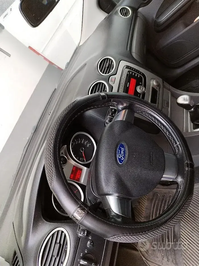 Usata Ford Focus 109 CV (80 kW) 2010 Grigio Berlina