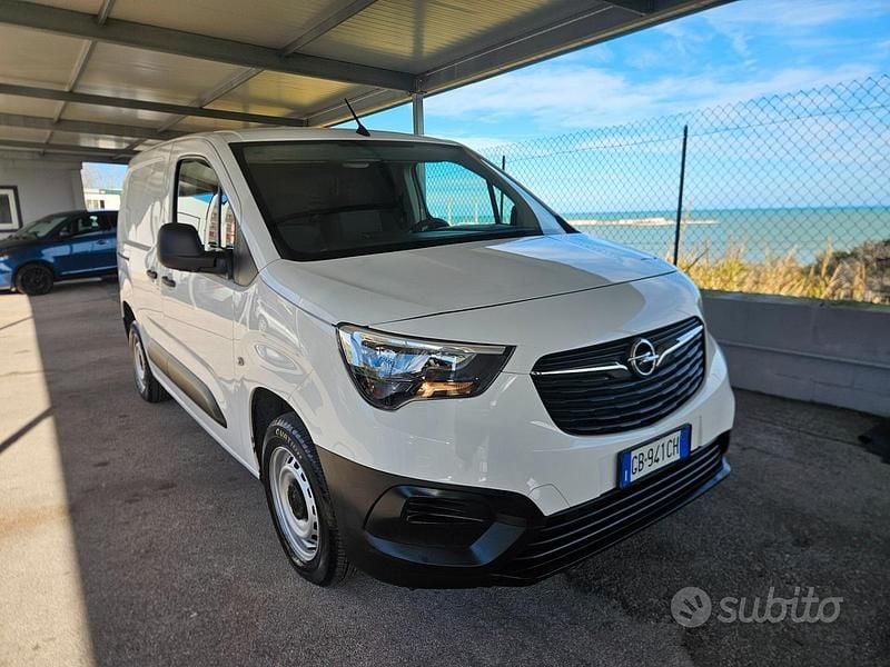 Usata Opel Combo Edition 101 CV (74 kW) 2020 Bianco Monovolume