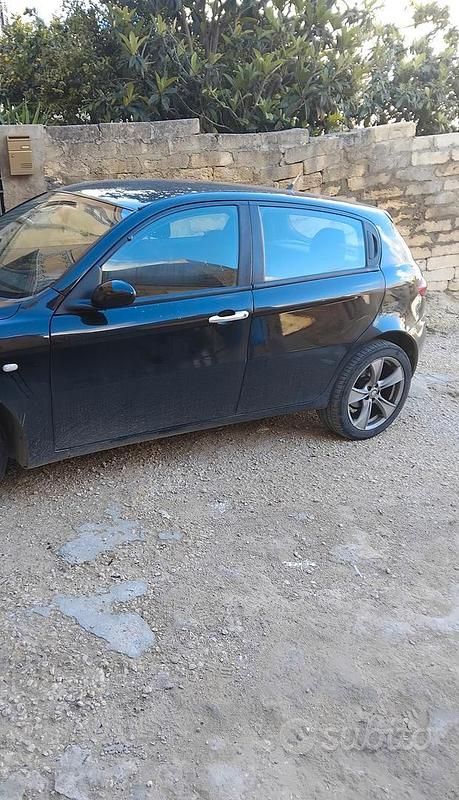 Usata Alfa Romeo 147 105 CV (77 kW) 2002 Nero Utilitaria