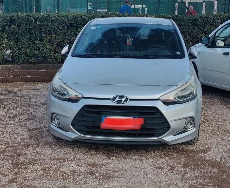 Grigio Usata 2015 Hyundai i20 Coupé | 6000 € (Buon prezzo) - Immagine 1/3