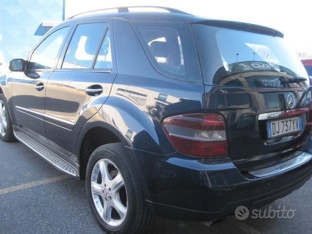 Usata Mercedes ML320 224 CV (164 kW) 2007 Blu SUV