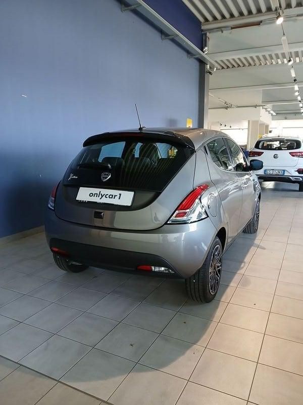 Usata Lancia Ypsilon Gold 69 CV (50 kW) 2023 Grigio scuro Utilitaria