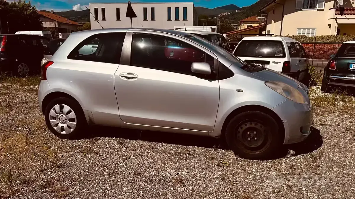 Usado Toyota Yaris Sol 69 CV (50 kW) 2007 Gris Utilitario