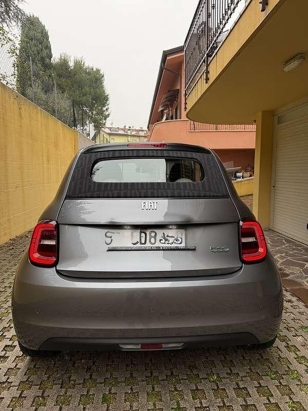 Usata Fiat 500e La Prima 86 kW (118 CV) 2021 Grigio Cabrio