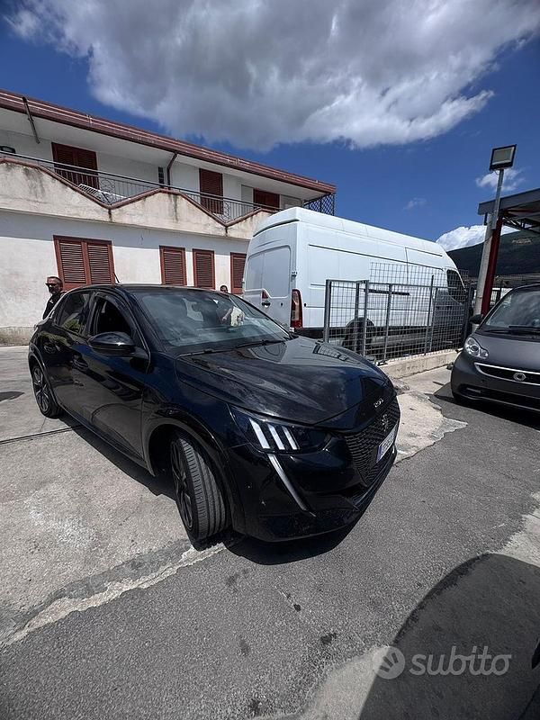 Usata Peugeot 208 102 CV (75 kW) 2022 Utilitaria