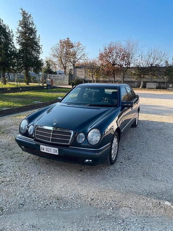 Blu Usata 1998 Mercedes E200 Tre volumi | 5500 € (Buon prezzo) - Immagine 1/4
