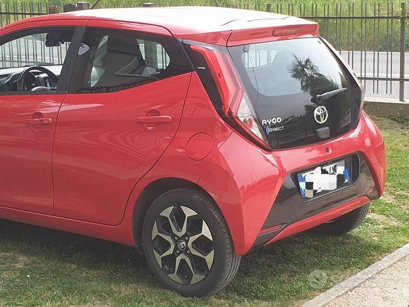 Usata Toyota Aygo Connect Style 72 CV (52 kW) 2020 Rosso Utilitaria