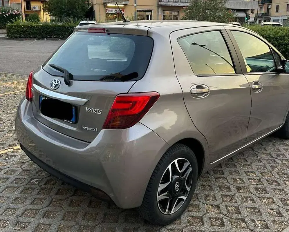 Usata Toyota Yaris Hybrid Active 75 CV (55 kW) 2015 Bronzo Berlina