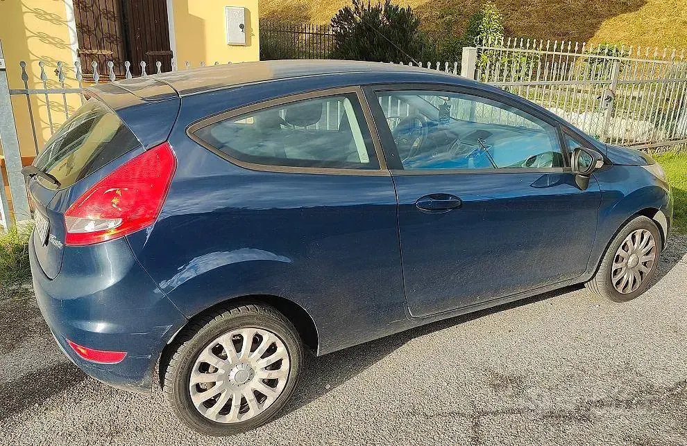 Gebraucht Ford Fiesta 96 PS (70 kW) 2010 Blau Limousine