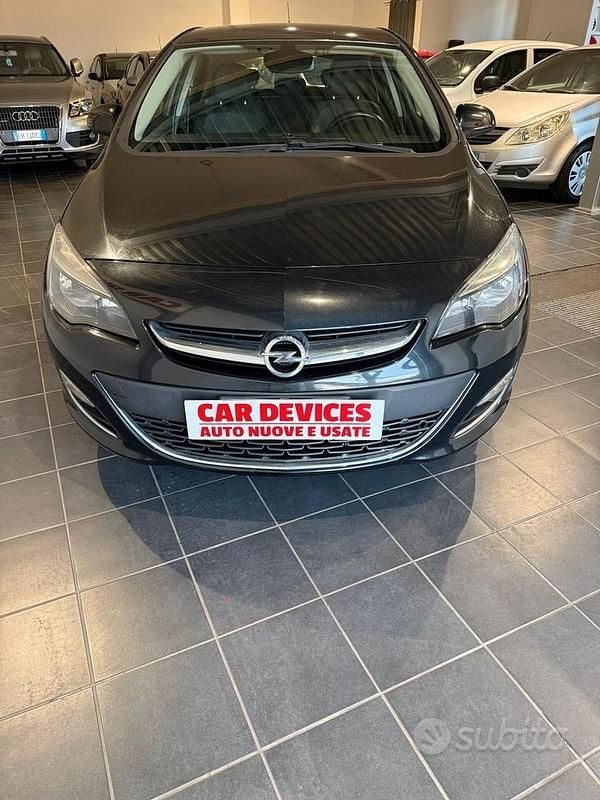 Usata Opel Astra 120 CV (88 kW) 2013 Nero Berlina