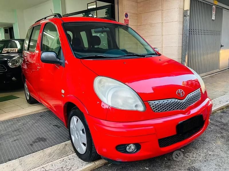 Usata Toyota Yaris Verso 84 CV (61 kW) 2005 Rosso Monovolume