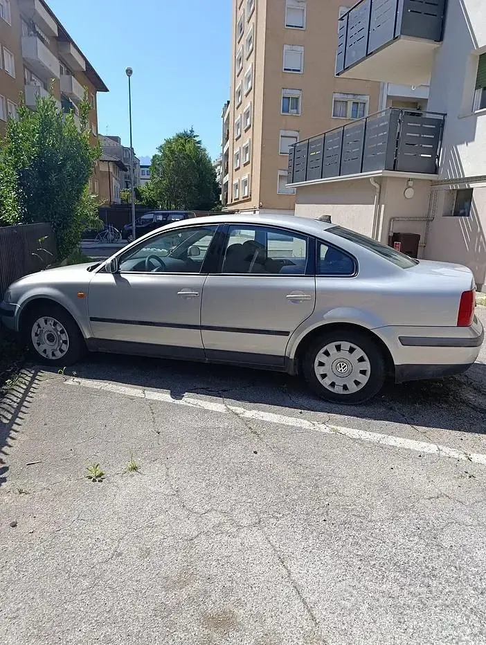 Usata VW Passat 101 CV (74 kW) 1997 Grigio Berlina
