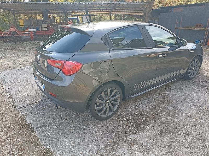 Usata Alfa Romeo Giulietta 82 CV (60 kW) 2013 Grigio Berlina