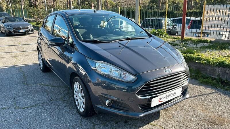 Usata Ford Fiesta 97 CV (71 kW) 2015 Grigio Utilitaria