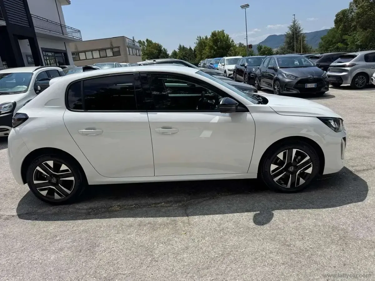 Usata Peugeot 208 Allure 101 CV (74 kW) 2025 Bianco Utilitaria