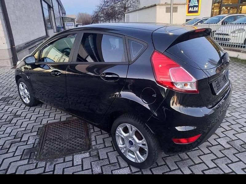 Usata Ford Fiesta 82 CV (60 kW) 2015 Nero Berlina