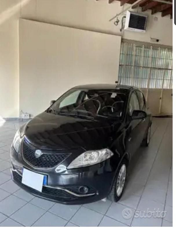 Usata Lancia Ypsilon Gold 69 CV (50 kW) 2018 Nero Utilitaria