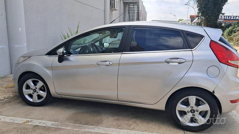 Usata Ford Fiesta 80 CV (58 kW) 2008 Grigio Utilitaria
