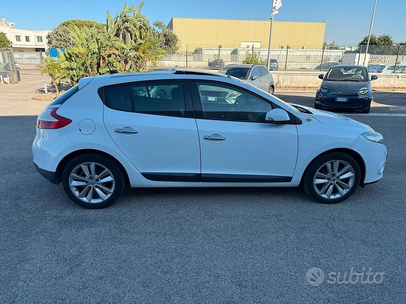 Bianco Usata 2010 Renault Mégane Tre volumi | 3300 € (Buon prezzo) - Immagine 1/4