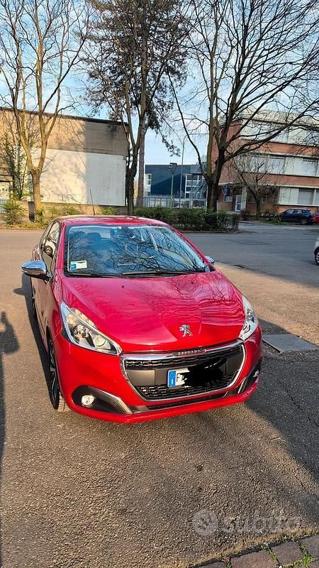 Usata Peugeot 208 110 CV (80 kW) 2015 Rosso Utilitaria