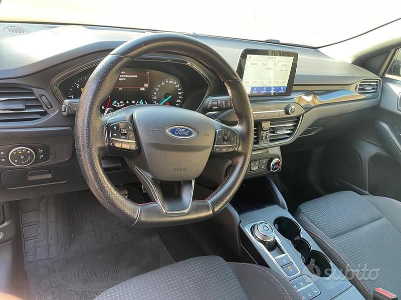 Usado Ford Focus ST-Line 120 HP (88 kW) 2018 Cinzento Sedan