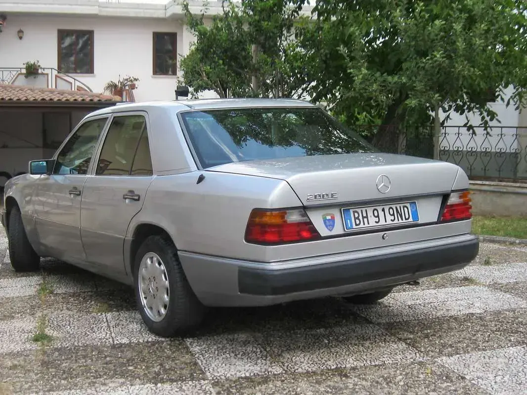 Usata Mercedes E200 122 CV (89 kW) 1992 Argento Berlina