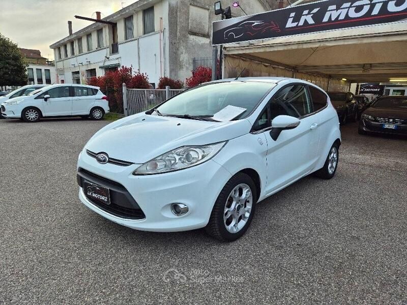 Usata Ford Fiesta Titanium 82 CV (60 kW) 2012 Bianco Utilitaria
