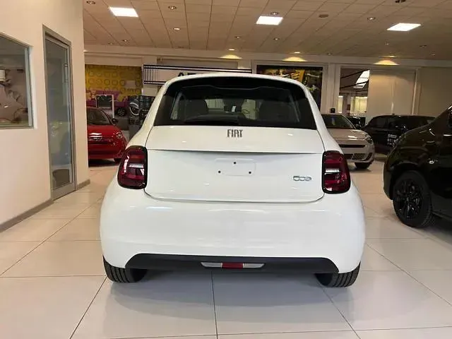 Używany Fiat 500e 42 kW (58 KM) 2023 Biały Sedan/Limuzyna