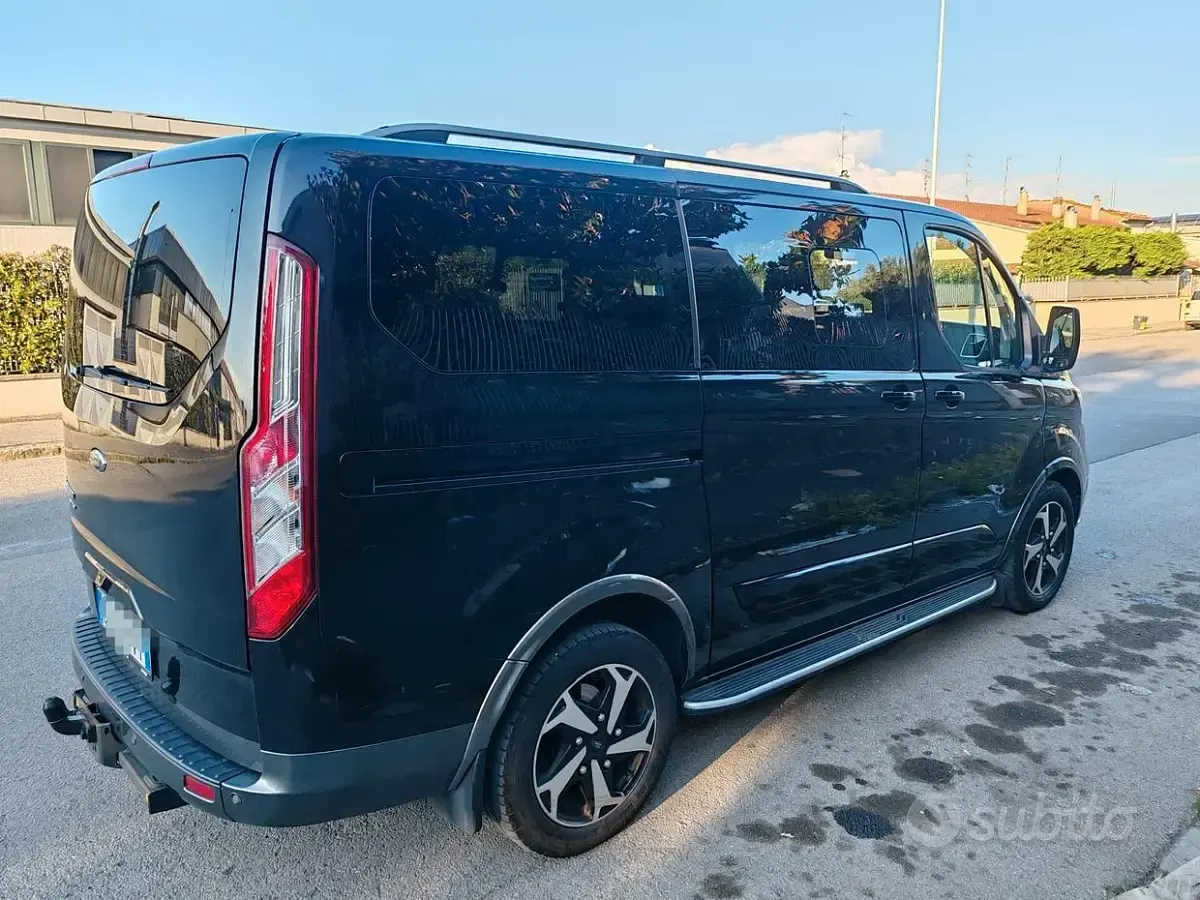 Usata Ford Tourneo Titanium 170 CV (125 kW) 2023 Nero Monovolume