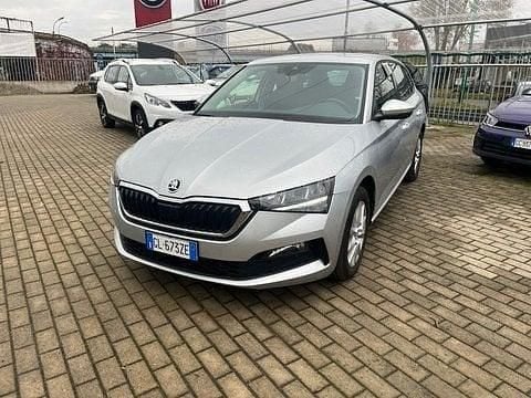 Grigio argento Usata 2022 Skoda Scala Ambition Due volumi | 14.790 € (Buon prezzo) - Immagine 1/4