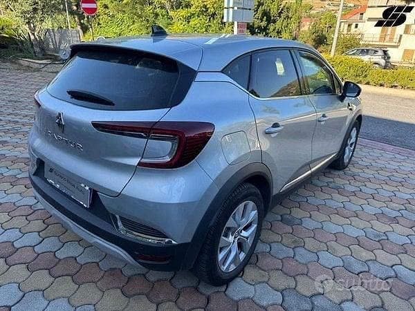 Usata Renault Captur 116 CV (85 kW) 2022 Grigio SUV