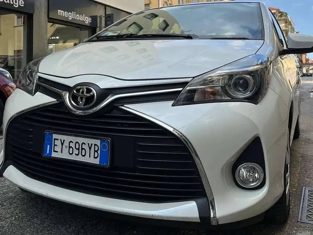 Usata Toyota Yaris Lounge 69 CV (50 kW) 2015 Bianco Utilitaria