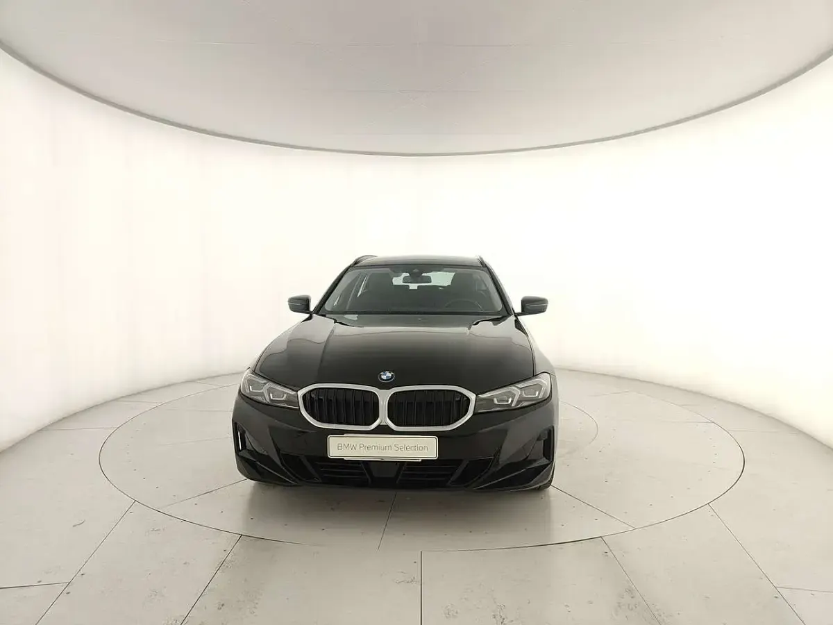 Usata BMW 330 286 CV (210 kW) 2023 Black sapphire metallizzato Station wagon