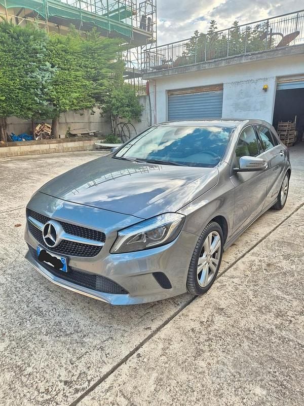 Grigio Usata 2016 Mercedes A180 Tre volumi | 15.000 € - Immagine 1/4