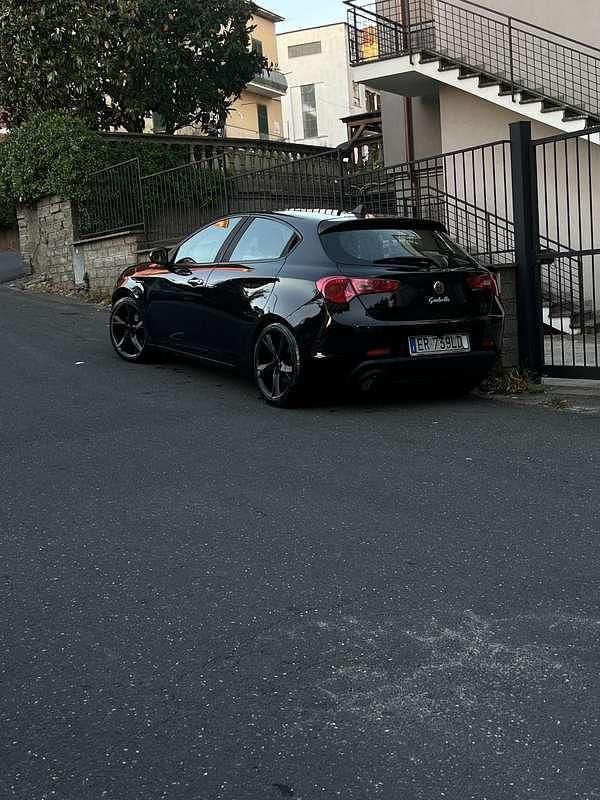 Usata 2013 Alfa Romeo Giulietta Distinctive Tre volumi | 7300 € (Cara) - Immagine 1/3