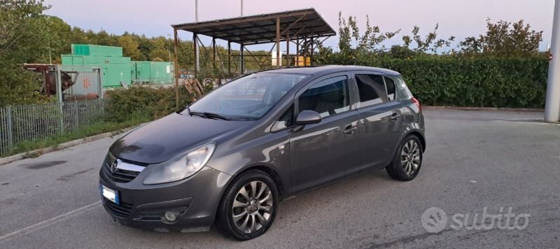 Grigio Usata 2011 Opel Corsa Edition Due volumi | 4200 € (Molto cara) - Immagine 1/4