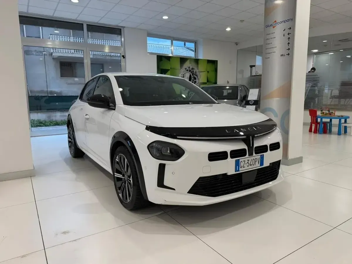Usata Lancia Ypsilon 100 CV (73 kW) 2025 Bianco Utilitaria